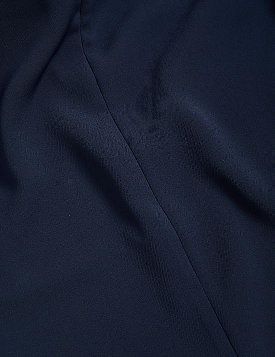 Vestido recto por la rodilla de escote cerrado