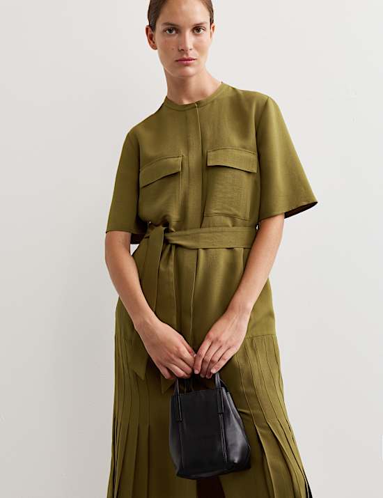 Robe chemise midi plissée sans encolure à motif chevrons et nœud à la taille