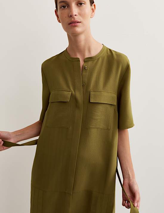 Robe chemise midi plissée sans encolure à motif chevrons et nœud à la taille