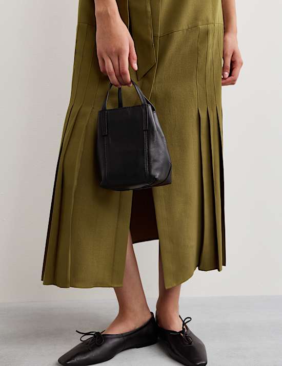 Robe chemise midi plissée sans encolure à motif chevrons et nœud à la taille