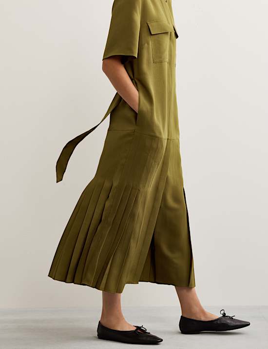 Robe chemise midi plissée sans encolure à motif chevrons et nœud à la taille