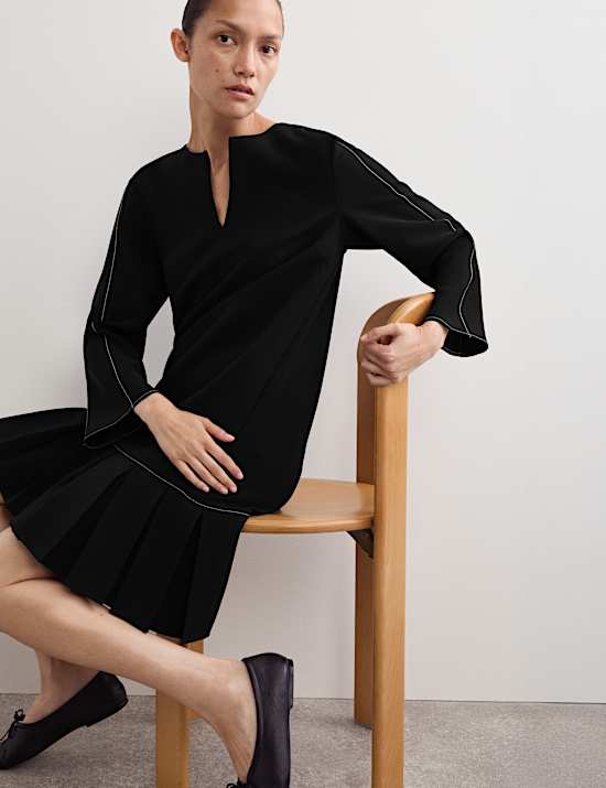 Vestido recto de crepé con plisado cuadrado