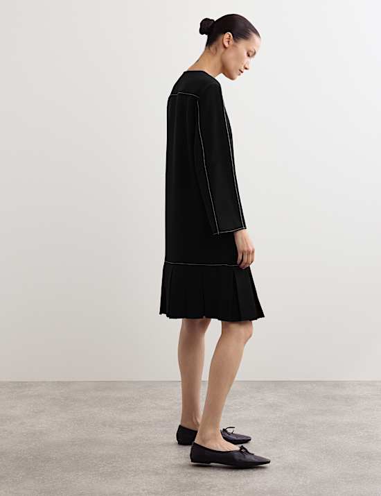 Vestido recto de crepé con plisado cuadrado