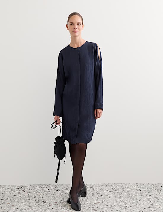 Robe tube longueur genou &agrave; &eacute;paules d&eacute;nud&eacute;es