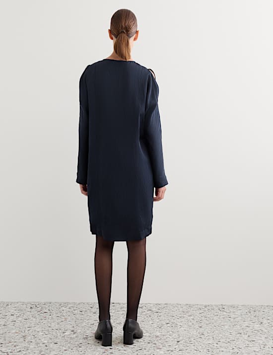 Robe tube longueur genou &agrave; &eacute;paules d&eacute;nud&eacute;es