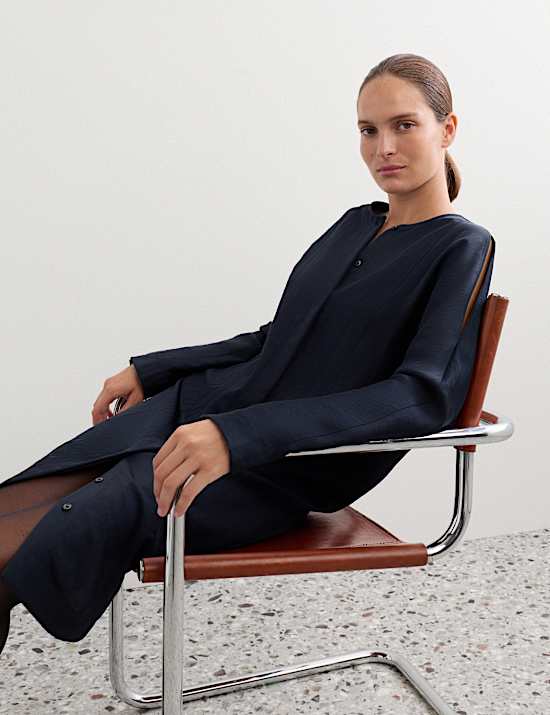 Robe tube longueur genou &agrave; &eacute;paules d&eacute;nud&eacute;es