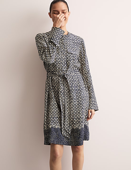 Εμπριμέ ίσιο φόρεμα με μήκος μέχρι το γόνατο