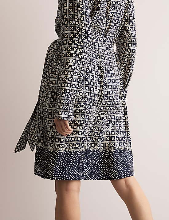 Εμπριμέ ίσιο φόρεμα με μήκος μέχρι το γόνατο