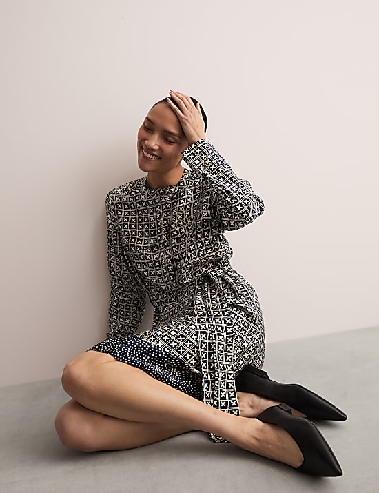 Εμπριμέ ίσιο φόρεμα με μήκος μέχρι το γόνατο