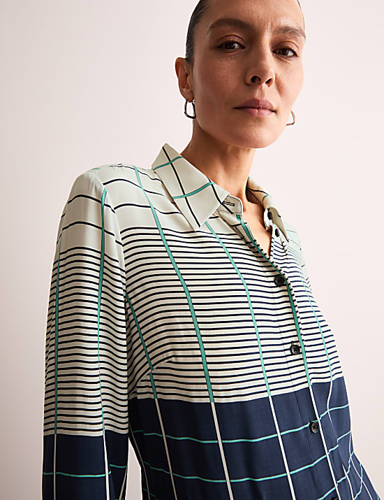 Vestido camisero a media pierna de cuadros con cintur&oacute;n