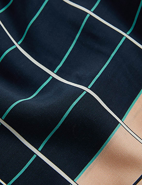 Vestido camisero a media pierna de cuadros con cintur&oacute;n