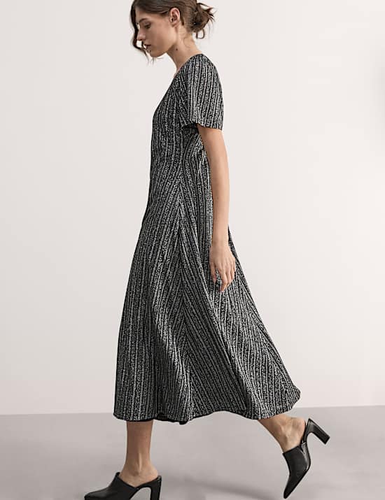 Gaun Skater Midi Kerah V Jersey Metalik