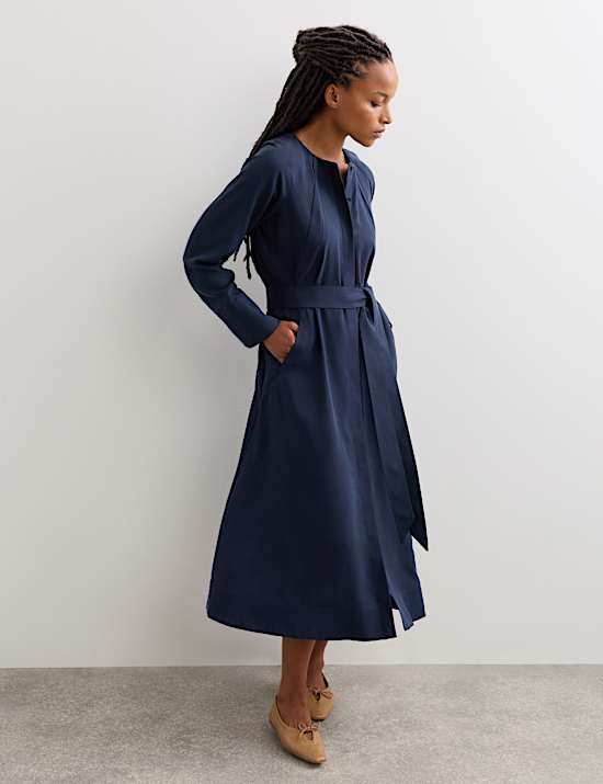 Robe midi &agrave; d&eacute;tail pliss&eacute;