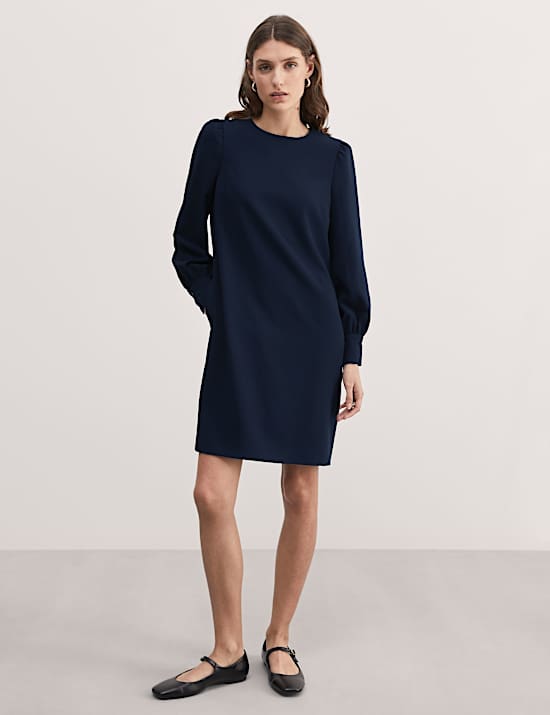 Vestido recto por la rodilla de crep&eacute; de escote cerrado