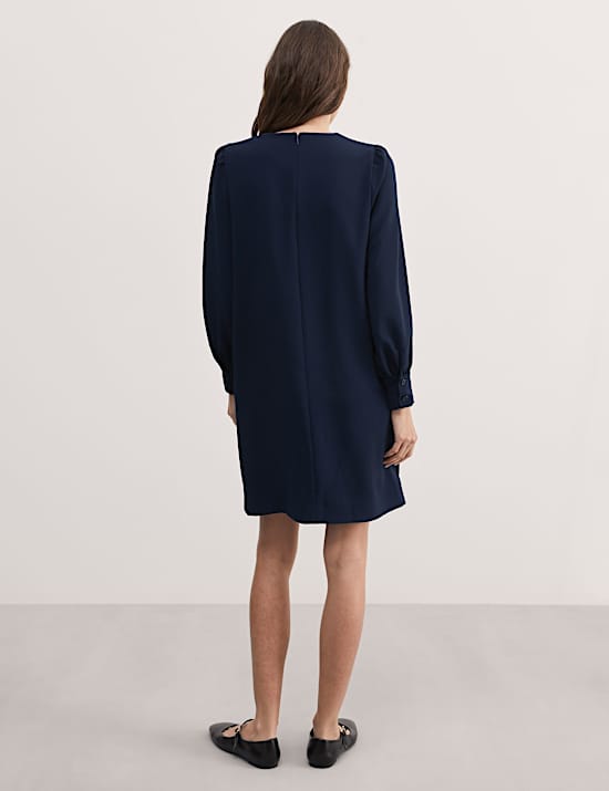 Vestido recto por la rodilla de crep&eacute; de escote cerrado