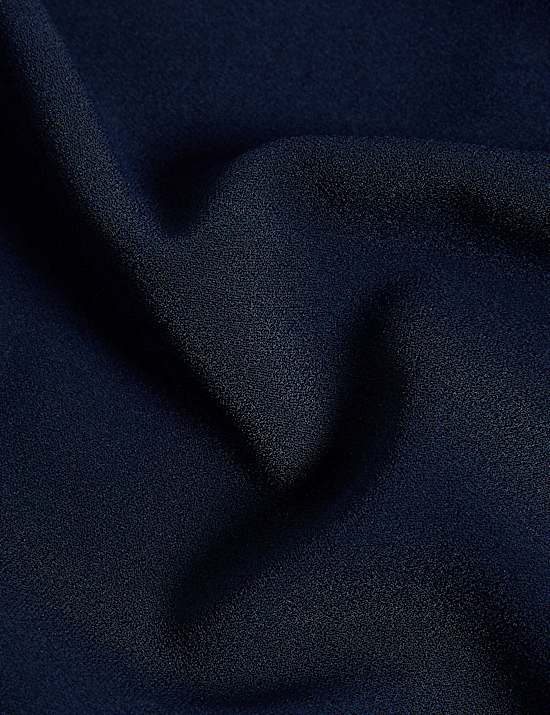 Vestido recto por la rodilla de crep&eacute; de escote cerrado