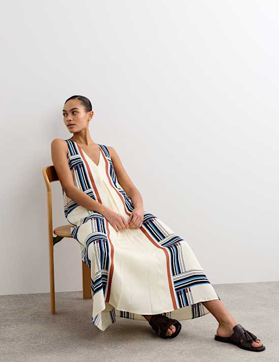 Robe midi coupe droite &agrave; carreaux et col en V