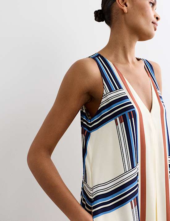 Robe midi coupe droite &agrave; carreaux et col en V