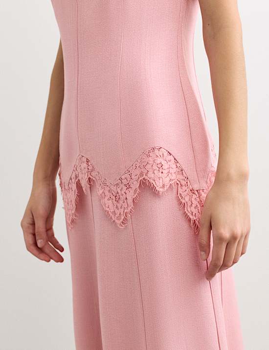 Vestido columna y cuello en pico a media pierna con inserci&oacute;n de encaje