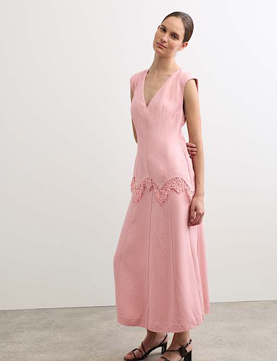 Vestido columna y cuello en pico a media pierna con inserci&oacute;n de encaje