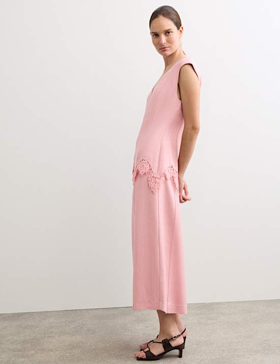 Vestido columna y cuello en pico a media pierna con inserci&oacute;n de encaje