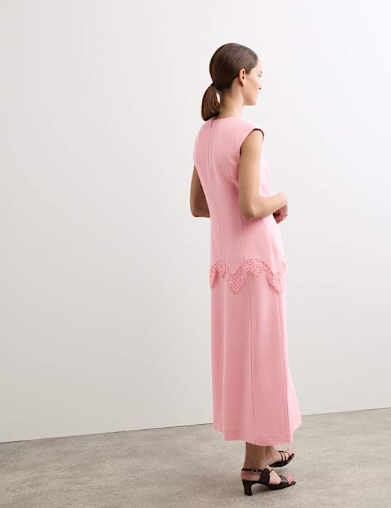 Vestido columna y cuello en pico a media pierna con inserci&oacute;n de encaje