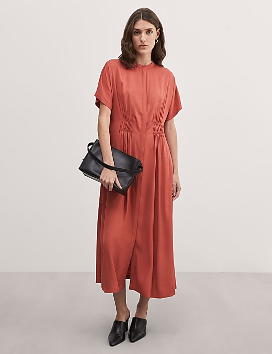 Vestido a la cintura a media pierna con cuello redondo