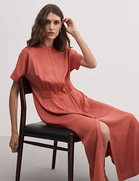 Vestido a la cintura a media pierna con cuello redondo