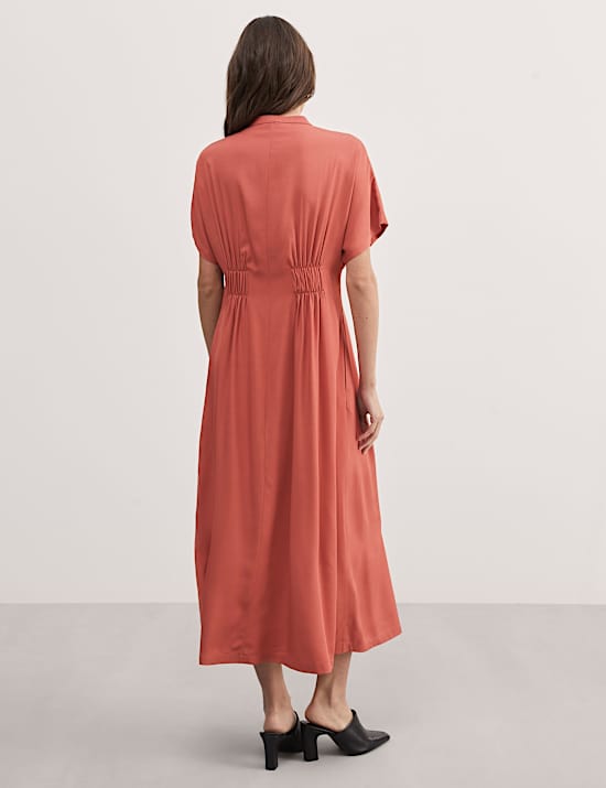 Vestido a la cintura a media pierna con cuello redondo