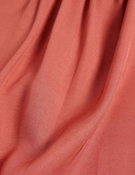 Vestido a la cintura a media pierna con cuello redondo