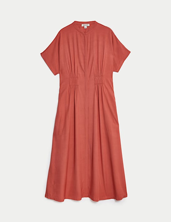 Vestido a la cintura a media pierna con cuello redondo