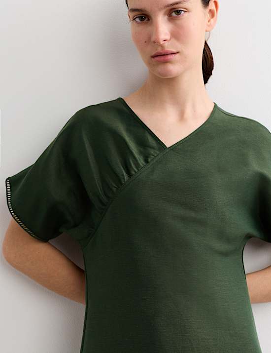 Linnenrijke midi-wikkeljurk met V-hals