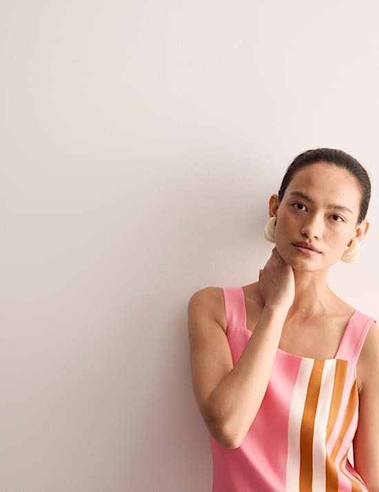 Μίντι εμπριμέ ίσιο φόρεμα με τετράγωνη λαιμόκοψη