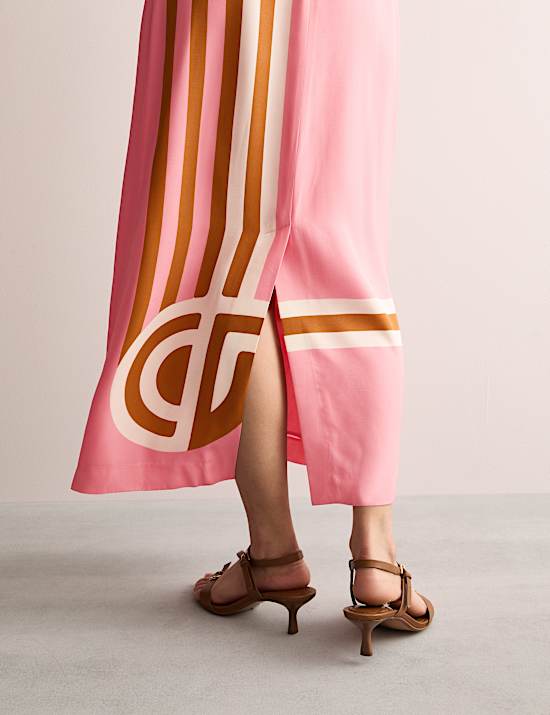 Μίντι εμπριμέ ίσιο φόρεμα με τετράγωνη λαιμόκοψη