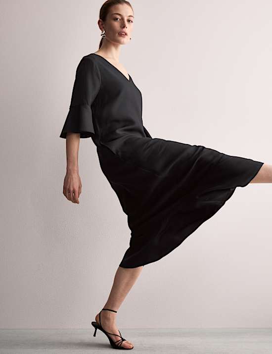 Vestido columna a media pierna con cuello en pico y mangas con volante