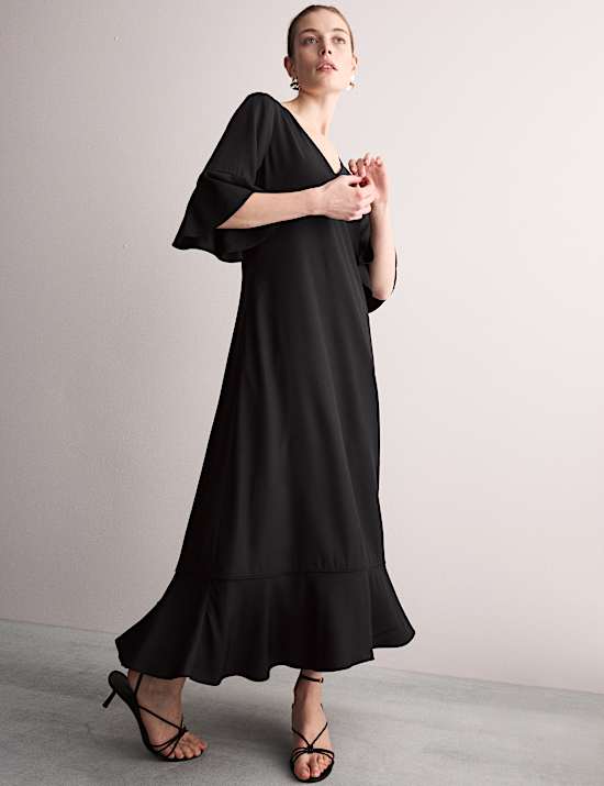 Vestido columna a media pierna con cuello en pico y mangas con volante