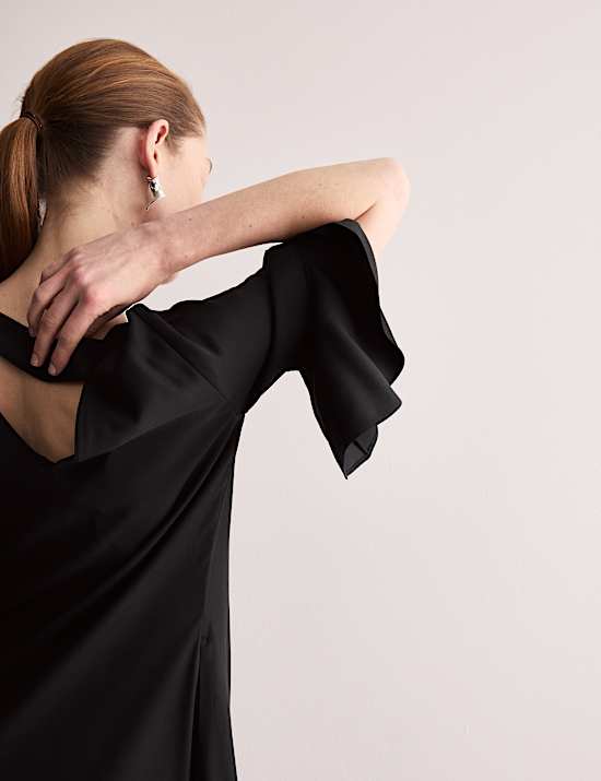 Vestido columna a media pierna con cuello en pico y mangas con volante