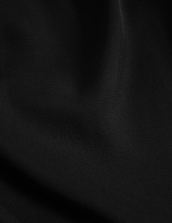 Vestido columna a media pierna con cuello en pico y mangas con volante