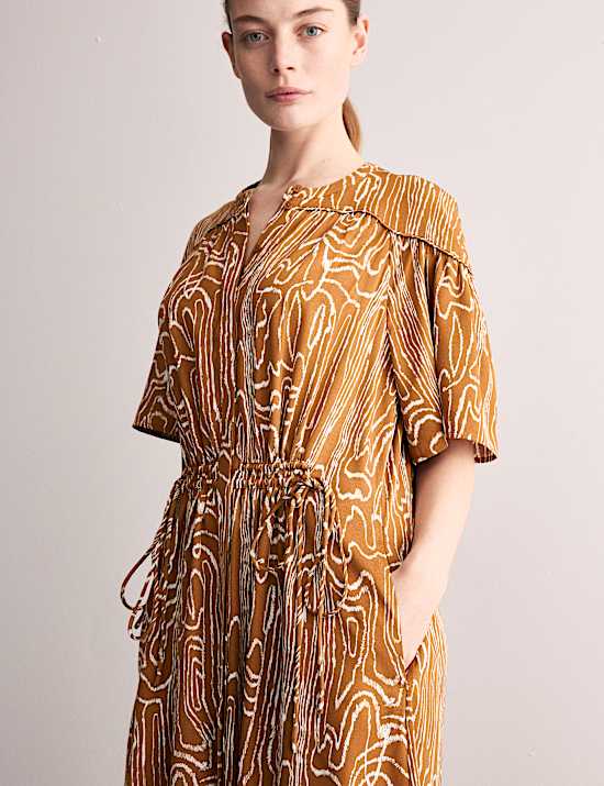 Εμπριμέ μίντι-μάξι μεσάτο φόρεμα