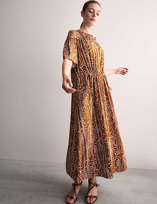 Εμπριμέ μίντι-μάξι μεσάτο φόρεμα