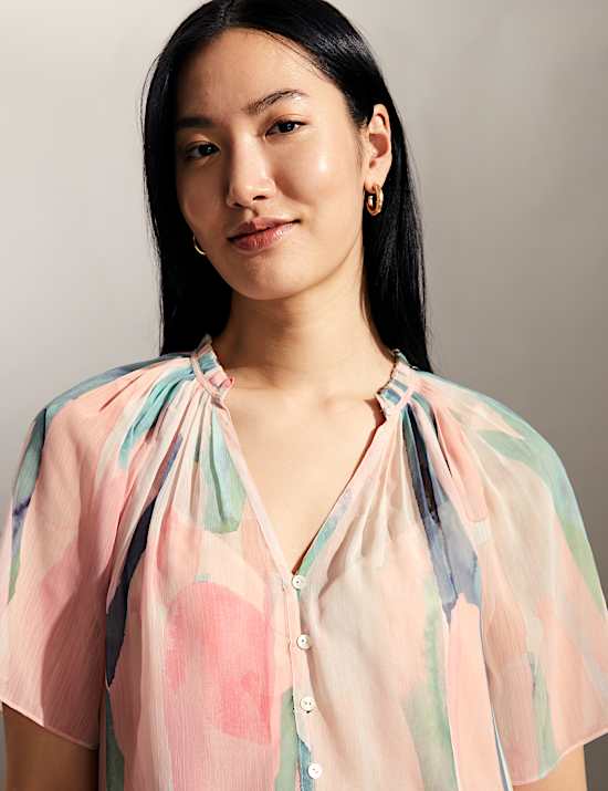 Blouse transparente &agrave; manches courtes et col V avec imprim&eacute;