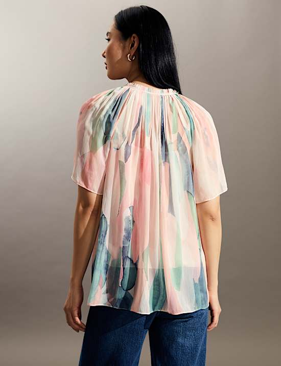 Blouse transparente &agrave; manches courtes et col V avec imprim&eacute;