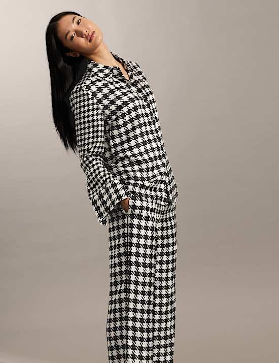 Kemeja Model Kerah Sutra Murni Bermotif