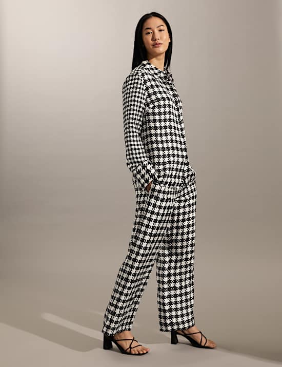 Kemeja Model Kerah Sutra Murni Bermotif