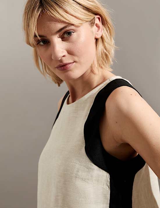 Hemdtopje van zuiver linnen met ronde hals en zijstreep