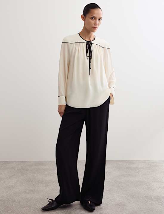 Μεταξωτό τοπ με λεπτομέρεια στον ώμο και δέσιμο στη λαιμόκοψη