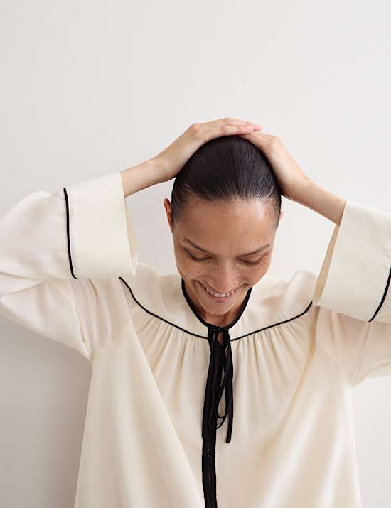 Μεταξωτό τοπ με λεπτομέρεια στον ώμο και δέσιμο στη λαιμόκοψη