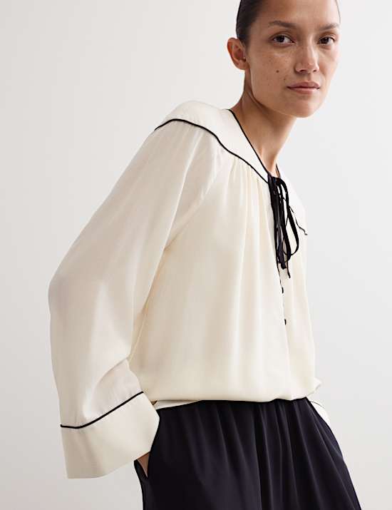 Μεταξωτό τοπ με λεπτομέρεια στον ώμο και δέσιμο στη λαιμόκοψη