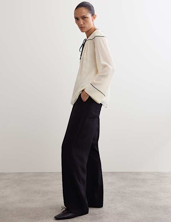 Μεταξωτό τοπ με λεπτομέρεια στον ώμο και δέσιμο στη λαιμόκοψη