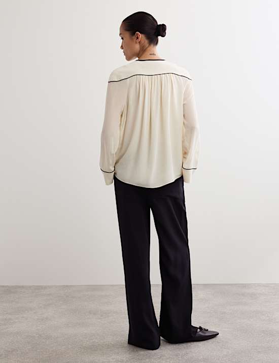 Μεταξωτό τοπ με λεπτομέρεια στον ώμο και δέσιμο στη λαιμόκοψη